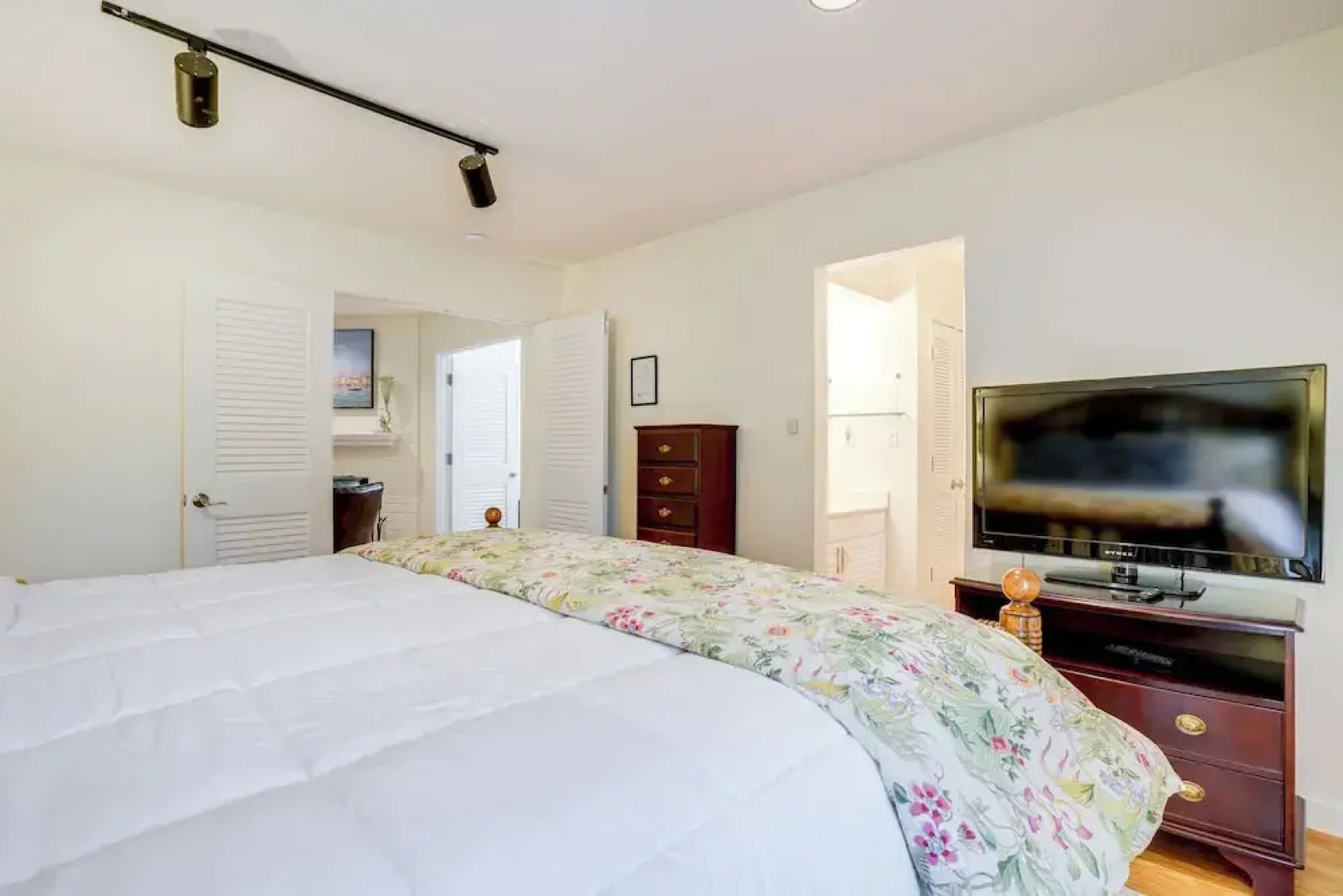 The White Elephant Inn Getaway w/ Pool & Hot Tub!