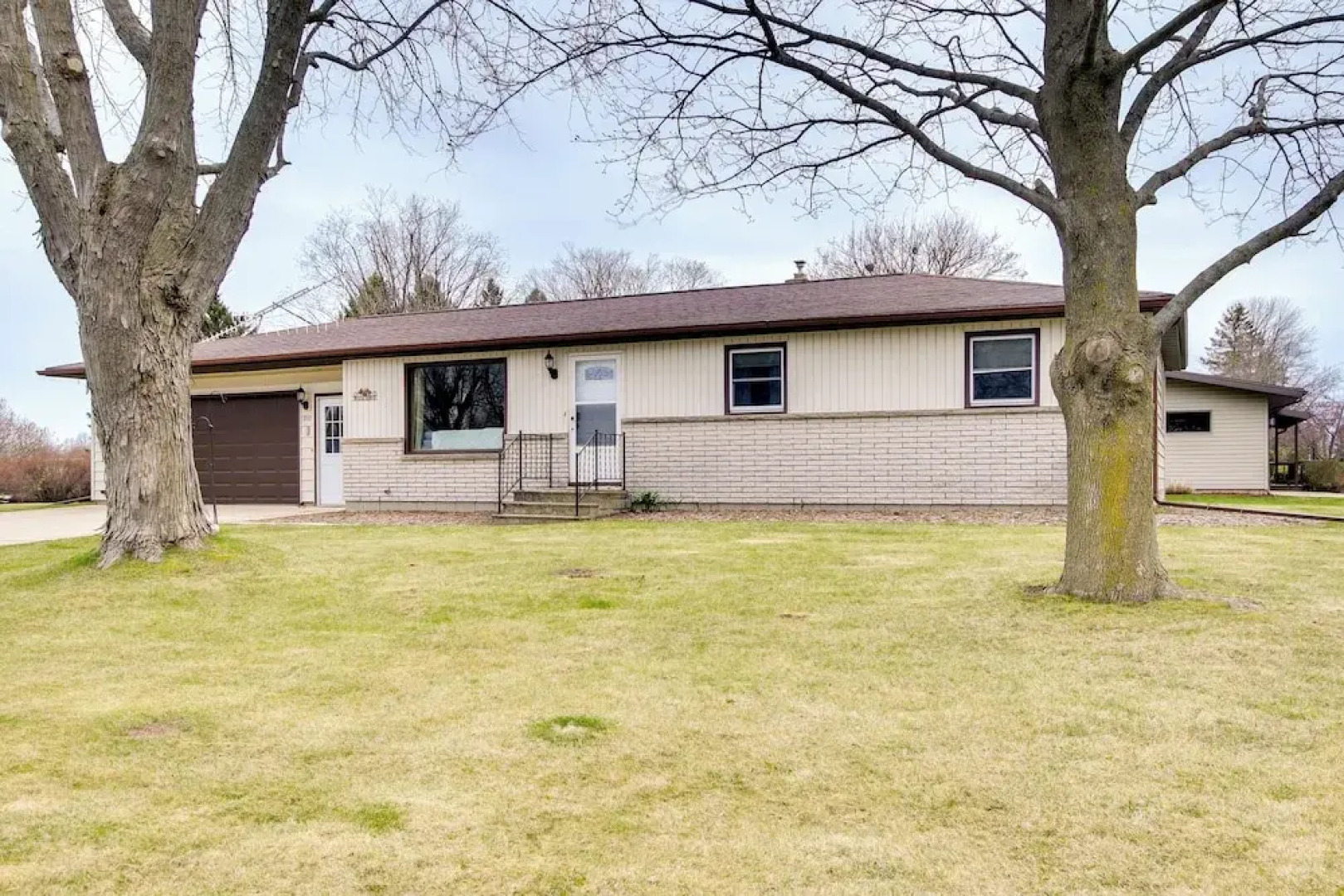 Bright Algoma Home 1 Mi to Lake Michigan!