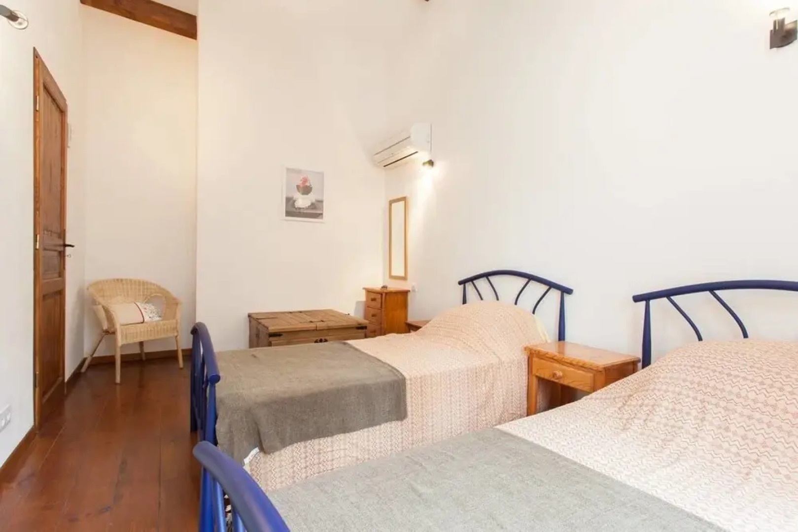 Hirondelle in Charming Village