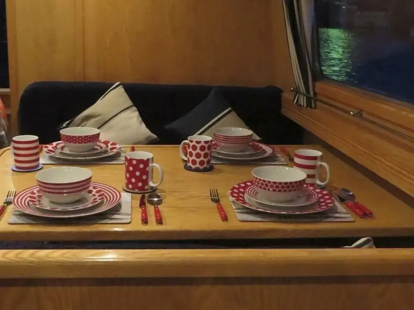 Houseboat Hotels