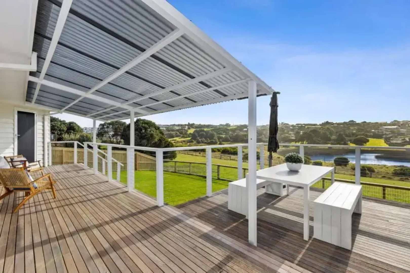 SALTWATER HOUSE - Opposite the beach and views over the lake!