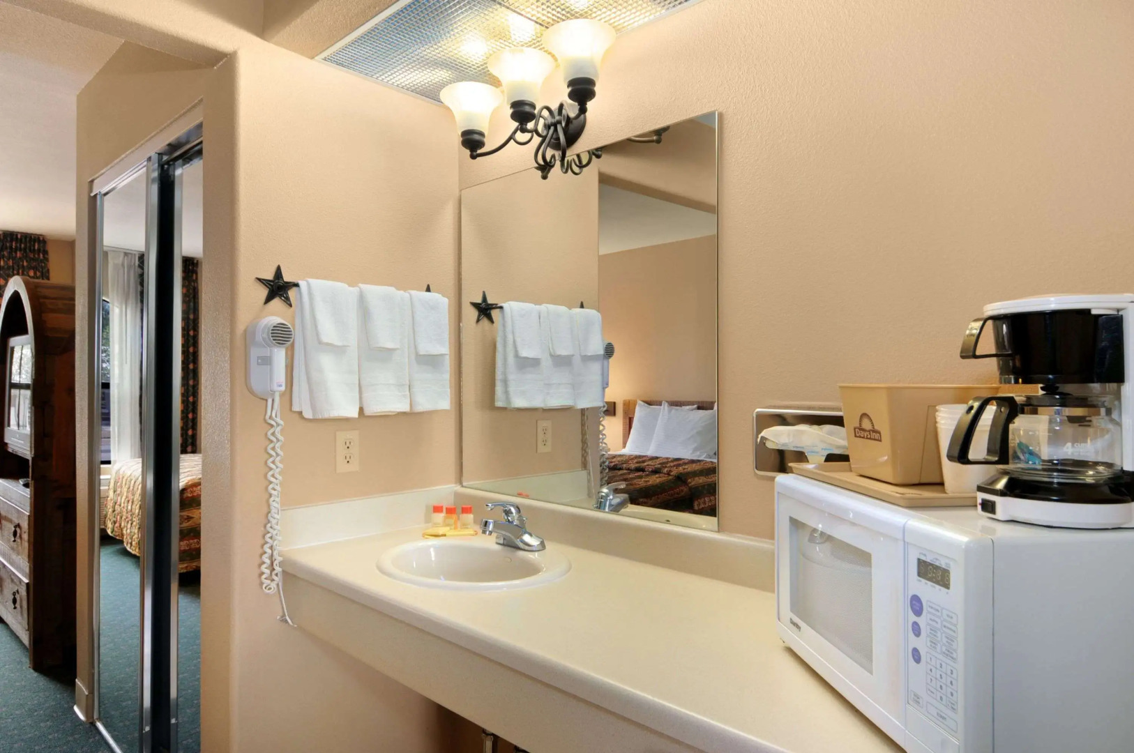 Days Inn & Suites by Wyndham Llano