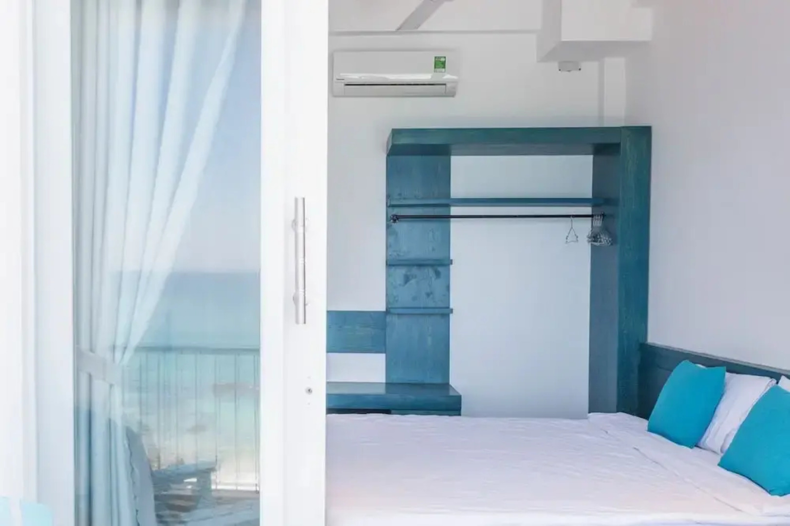 Blue Anchor Lodge & Cafe-Binh Ba Island