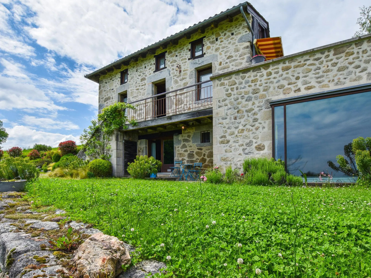 Exquisite Mansion in Cantal with Jacuzzi, Sauna and Pool