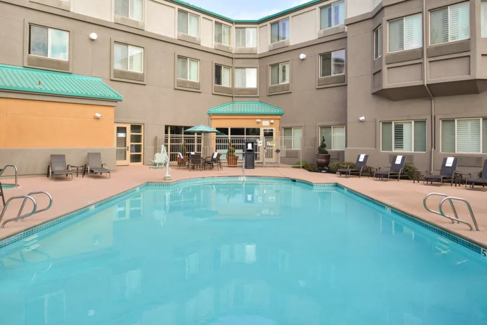 Holiday Inn Express And Suites Elk Grove Central
