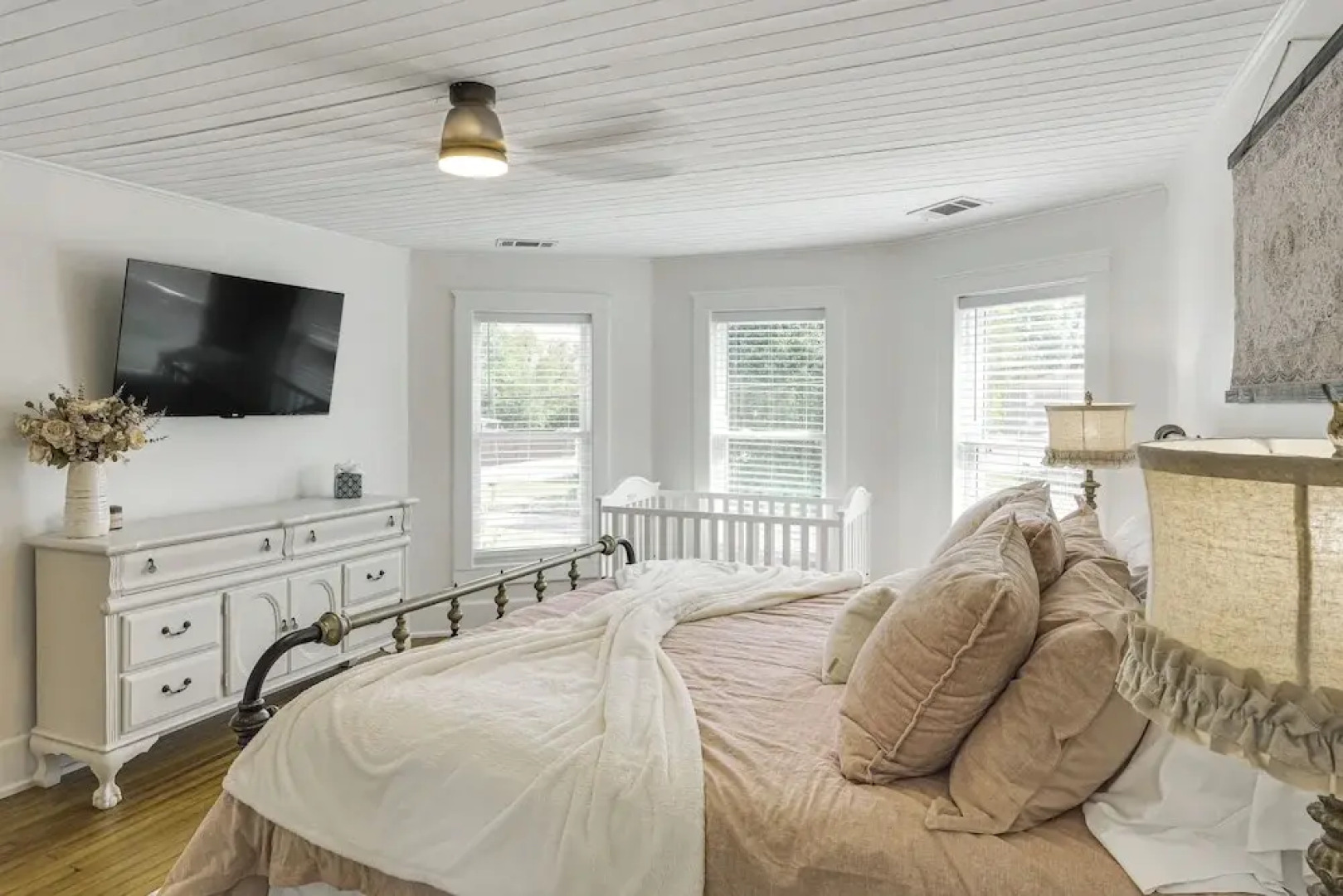 Lebanon Retreat: Decks, Fire Pit & Yard