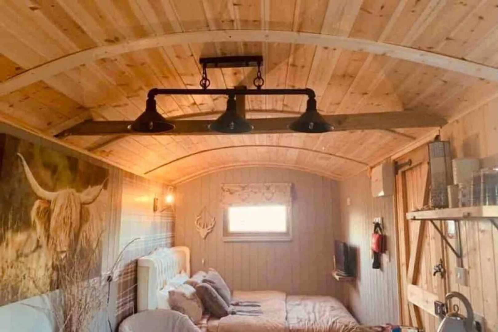 Cute and Cosy Shepard hut With Wood Fuel hot tub