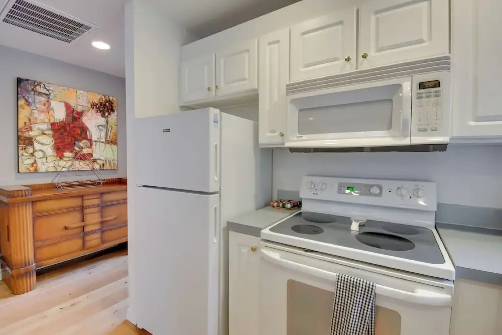 Central 4-acre Cottage w/ Deck: Walk to Bay!