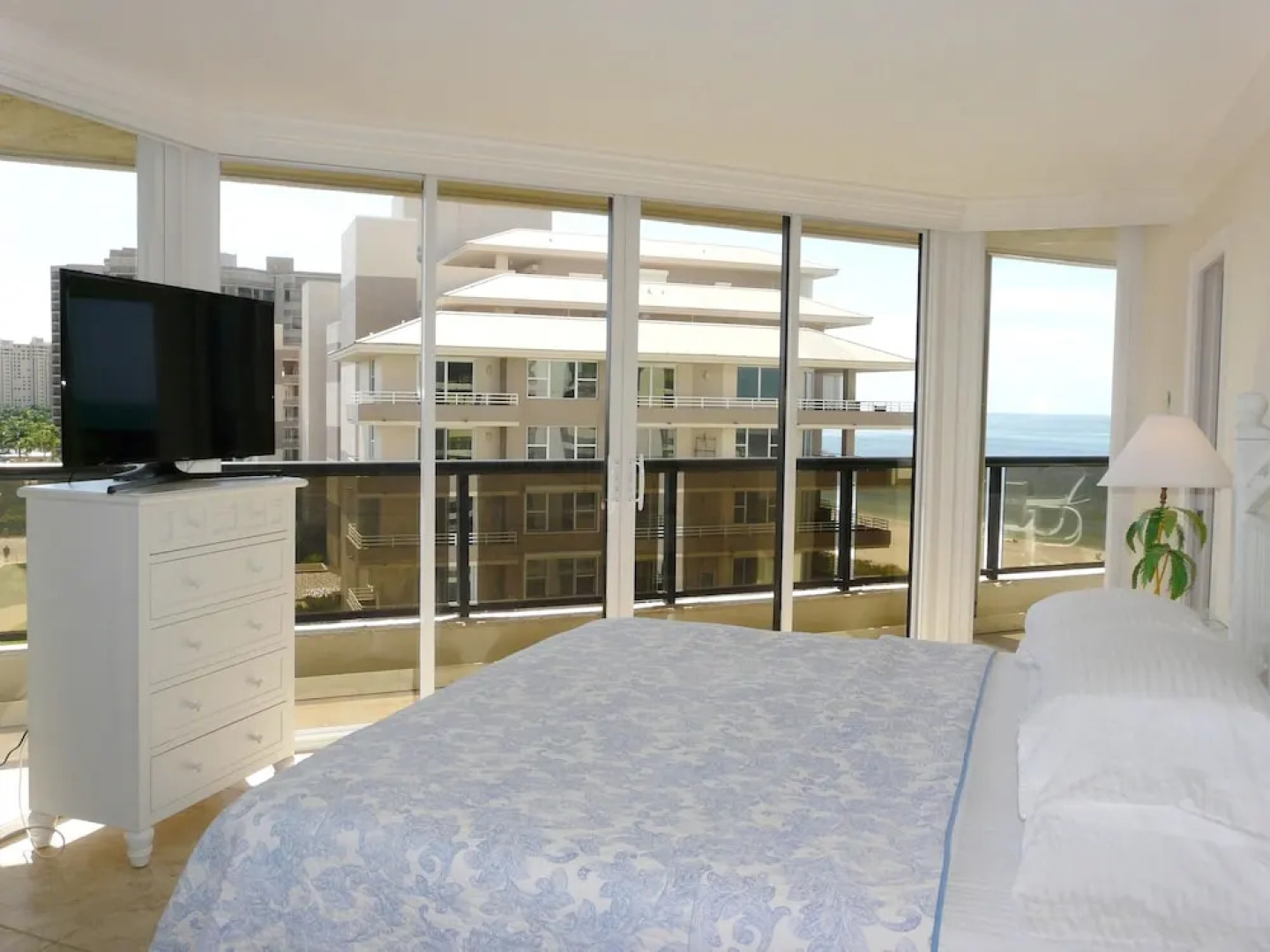 Cozy Beachfront Getaway With Pool and spa