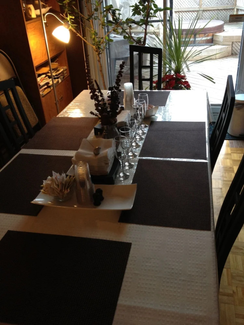 Repos & Manna Downtown Montreal