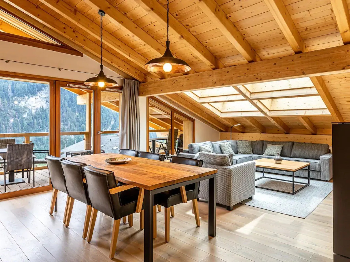 Penthouse with spacious balcony, ski lift 1.5 km away.