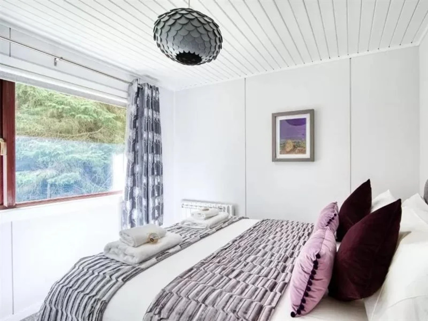 Otter With Mountain View and Enclosed Decking