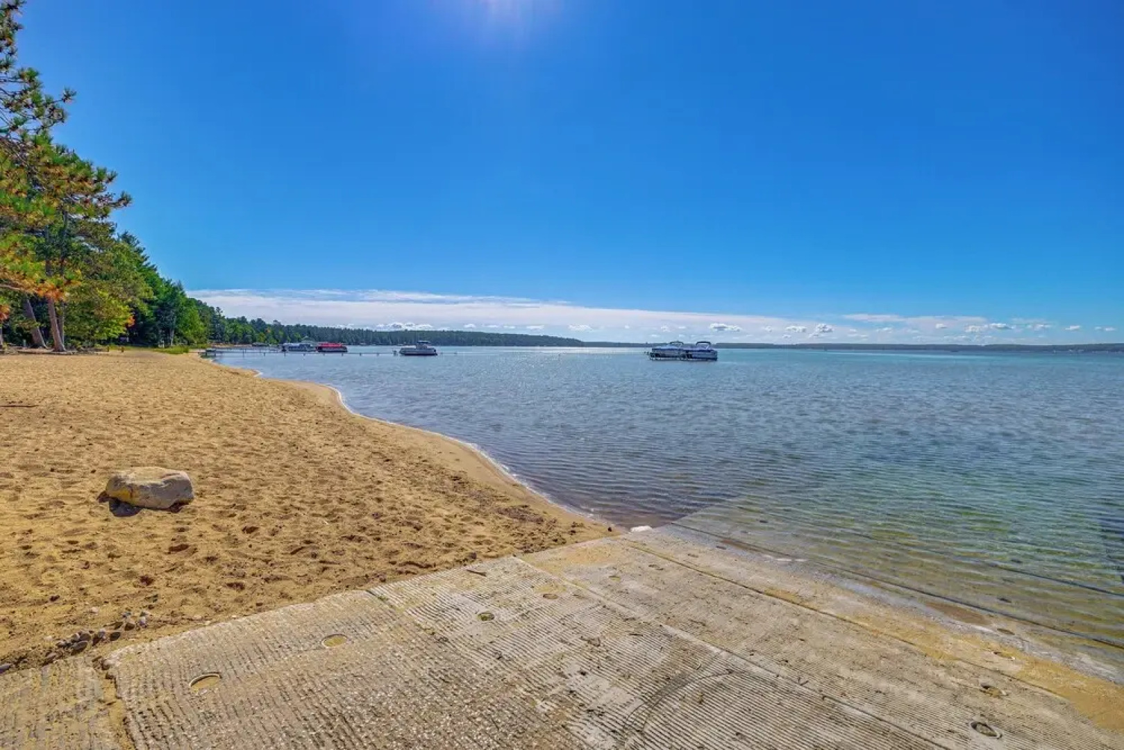 2 Blocks to Boat Ramp: Higgins Lake House w/ Grill