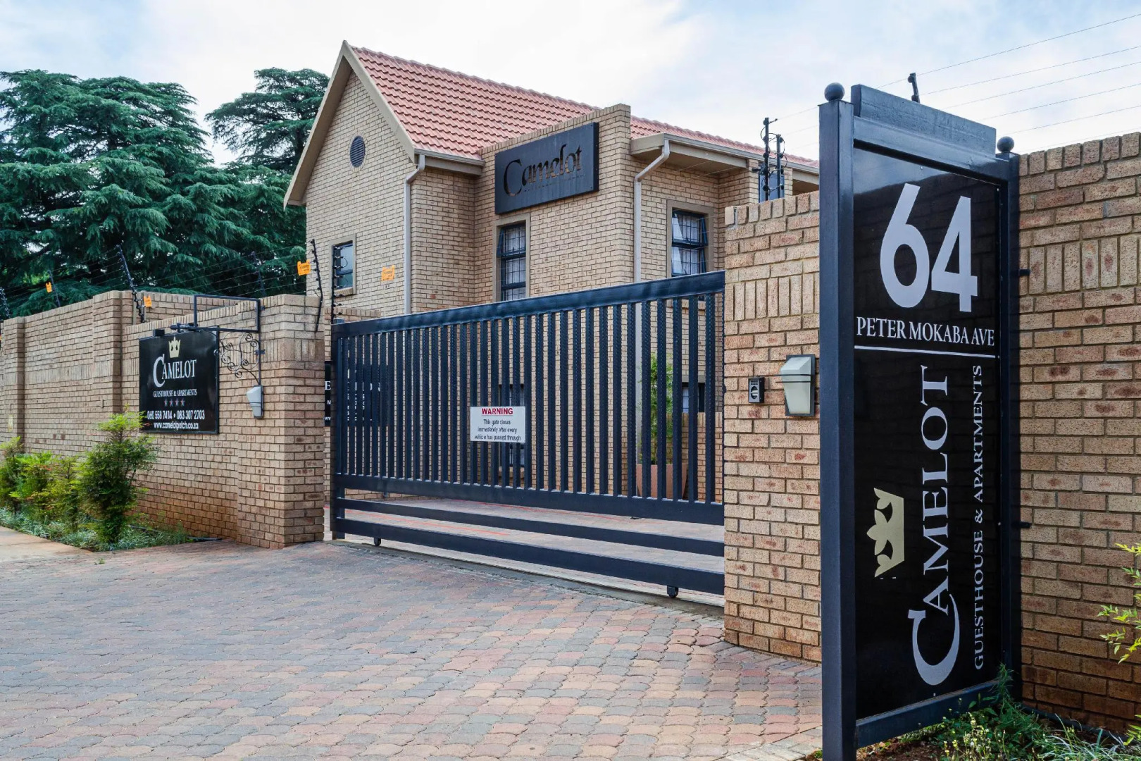 Camelot Guest House & Apartments