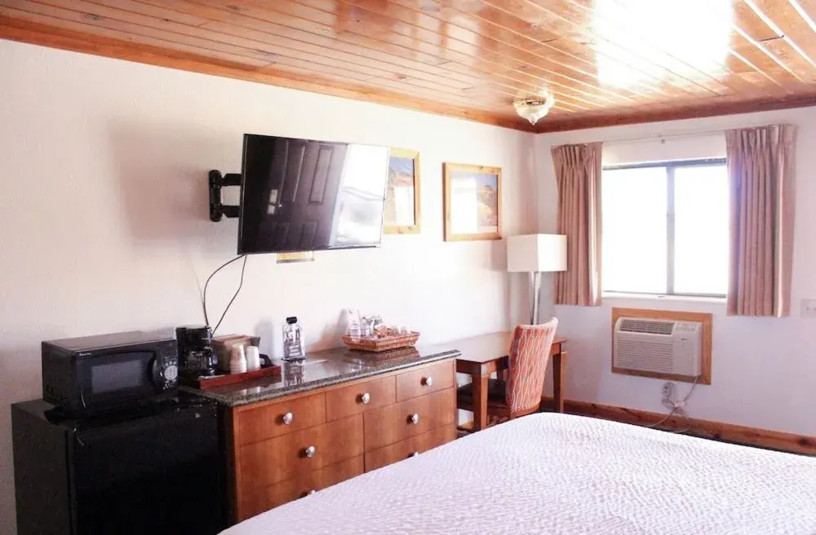 Whispering Sands Motel