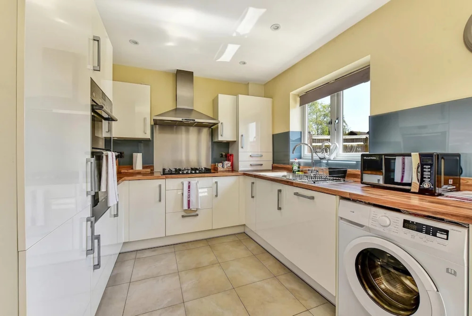 London Heathrow Living Serviced House 4 Bedrooms, 2.5 Bathrooms Up to 9 Beds