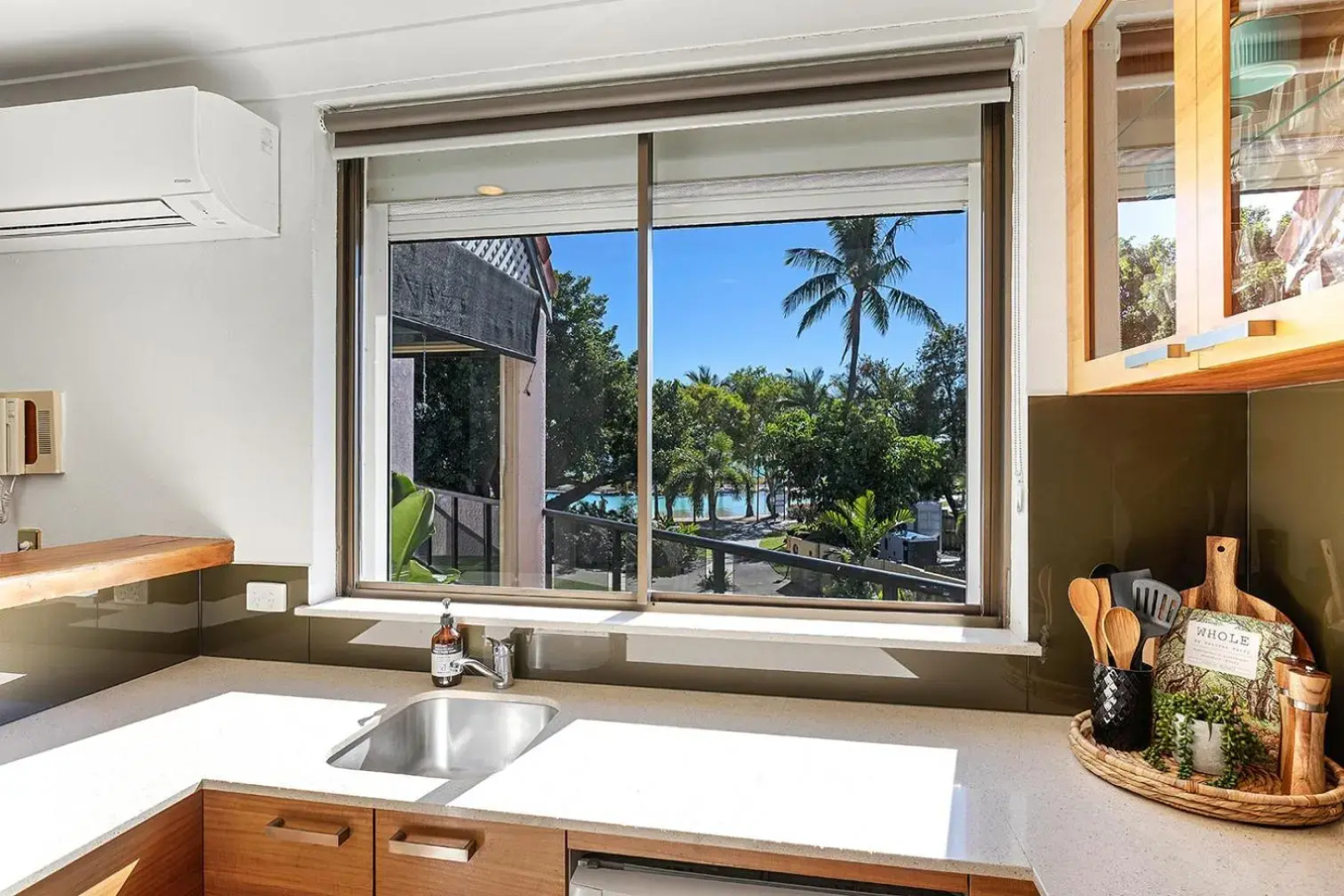 Montipora Unit 3 - In the heart of Airlie, wi-fi and Netflix