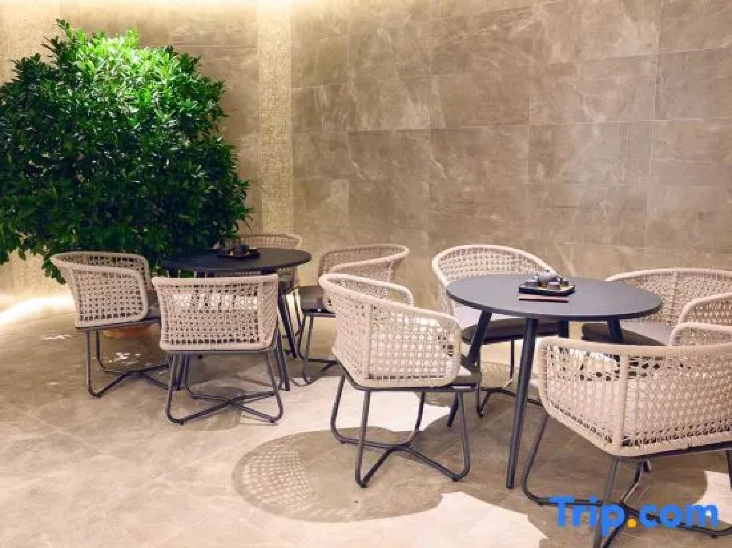 Lingyuan International Hotel