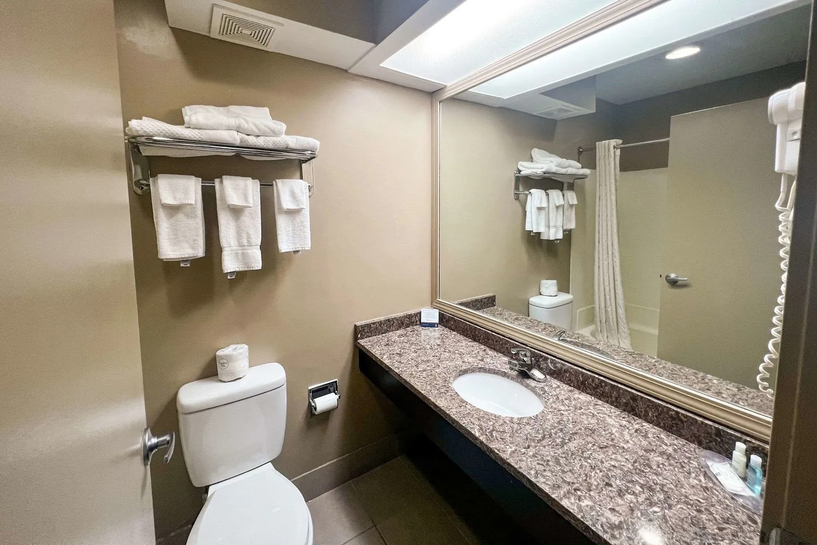 Days Inn & Suites by Wyndham Norton Shores/Muskegon