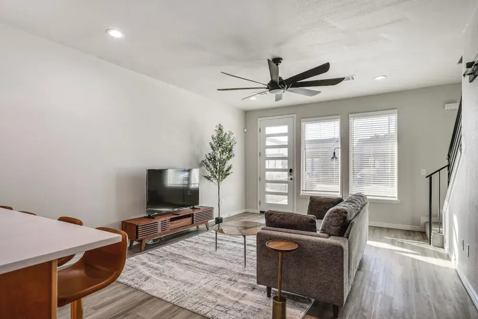 Pets Welcome: Newly Built Abode In Canyon!