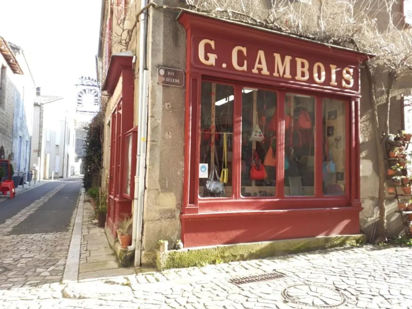 Maison atypique dans cité médiévale