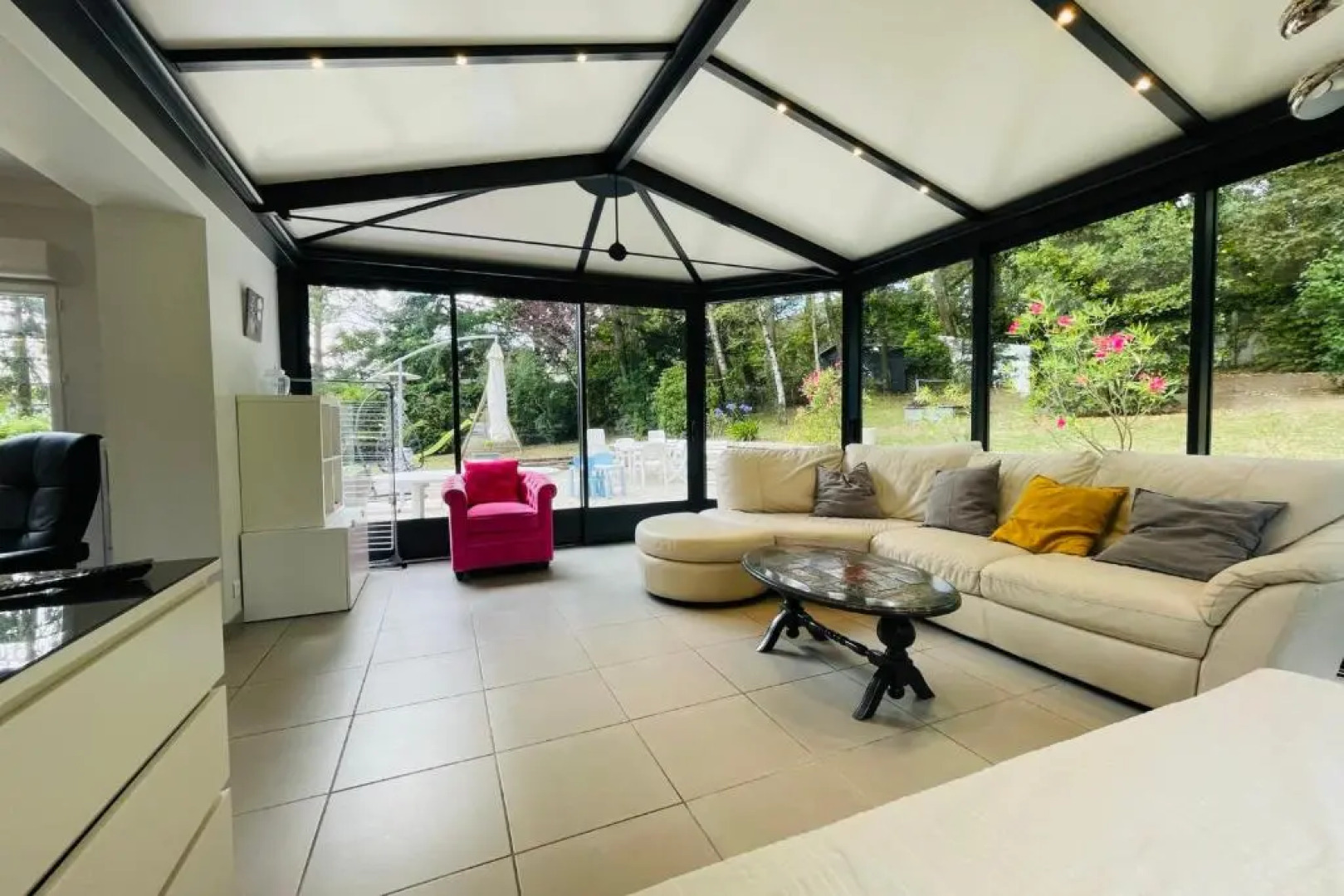 Large house 800 meters from Tours in lush greenery