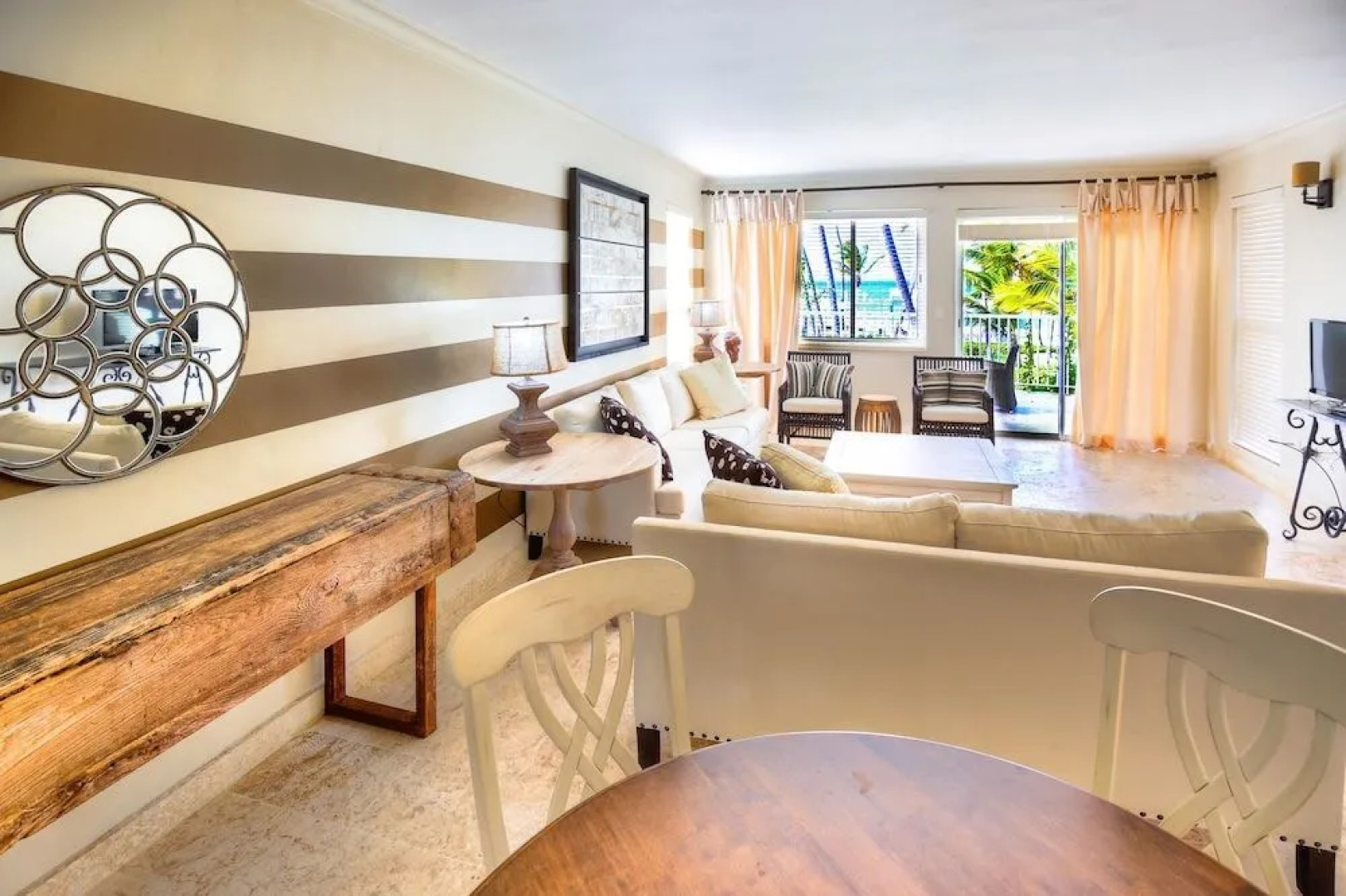 Beachfront Glamorous Apartment With Ocean Views