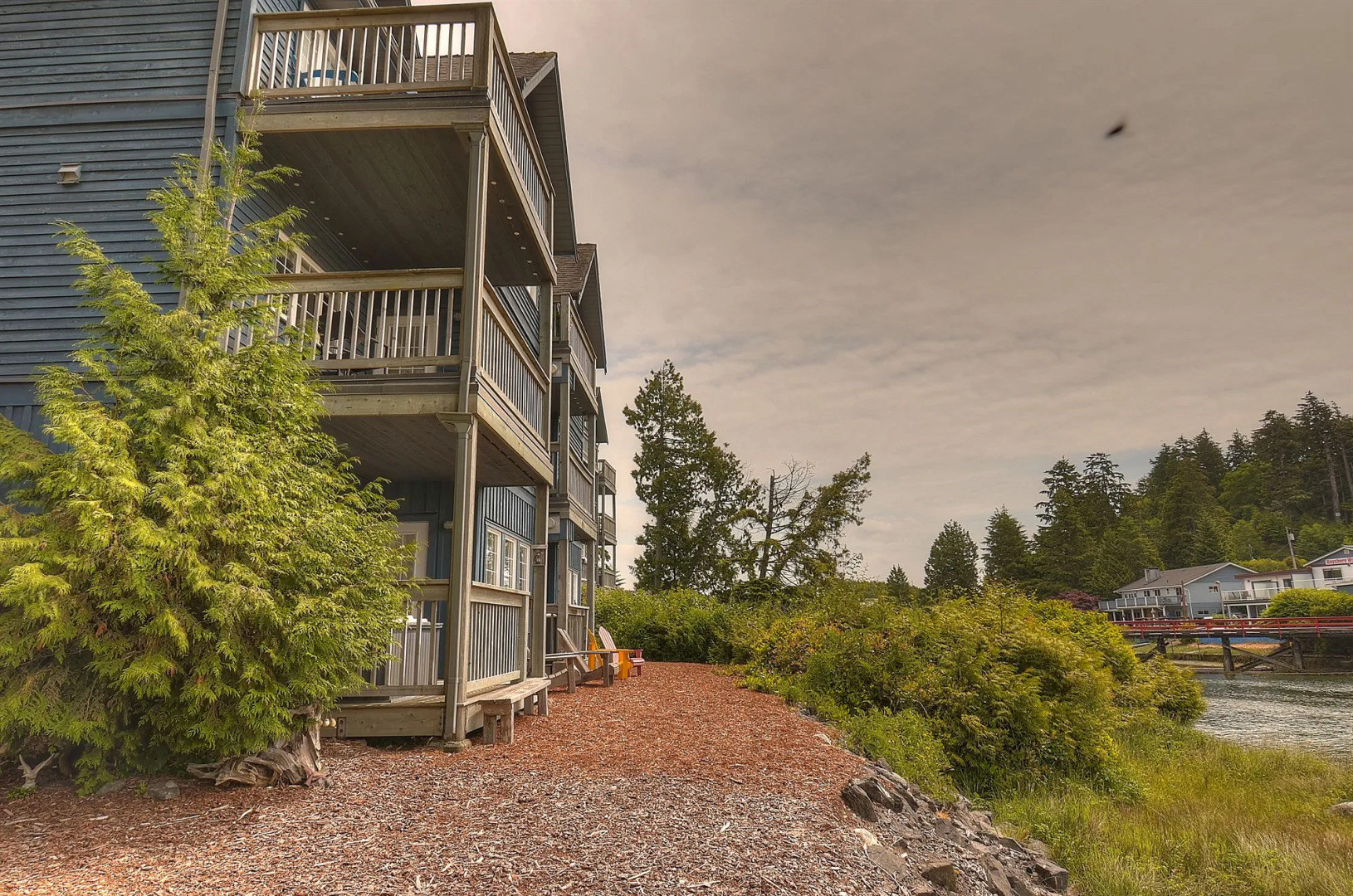 Waters Edge Shoreside Suites