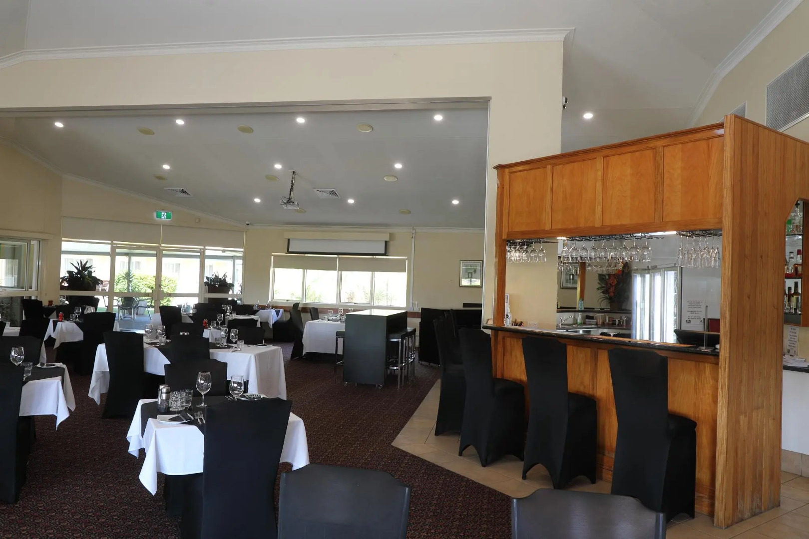 Country Emerald Explorers Inn