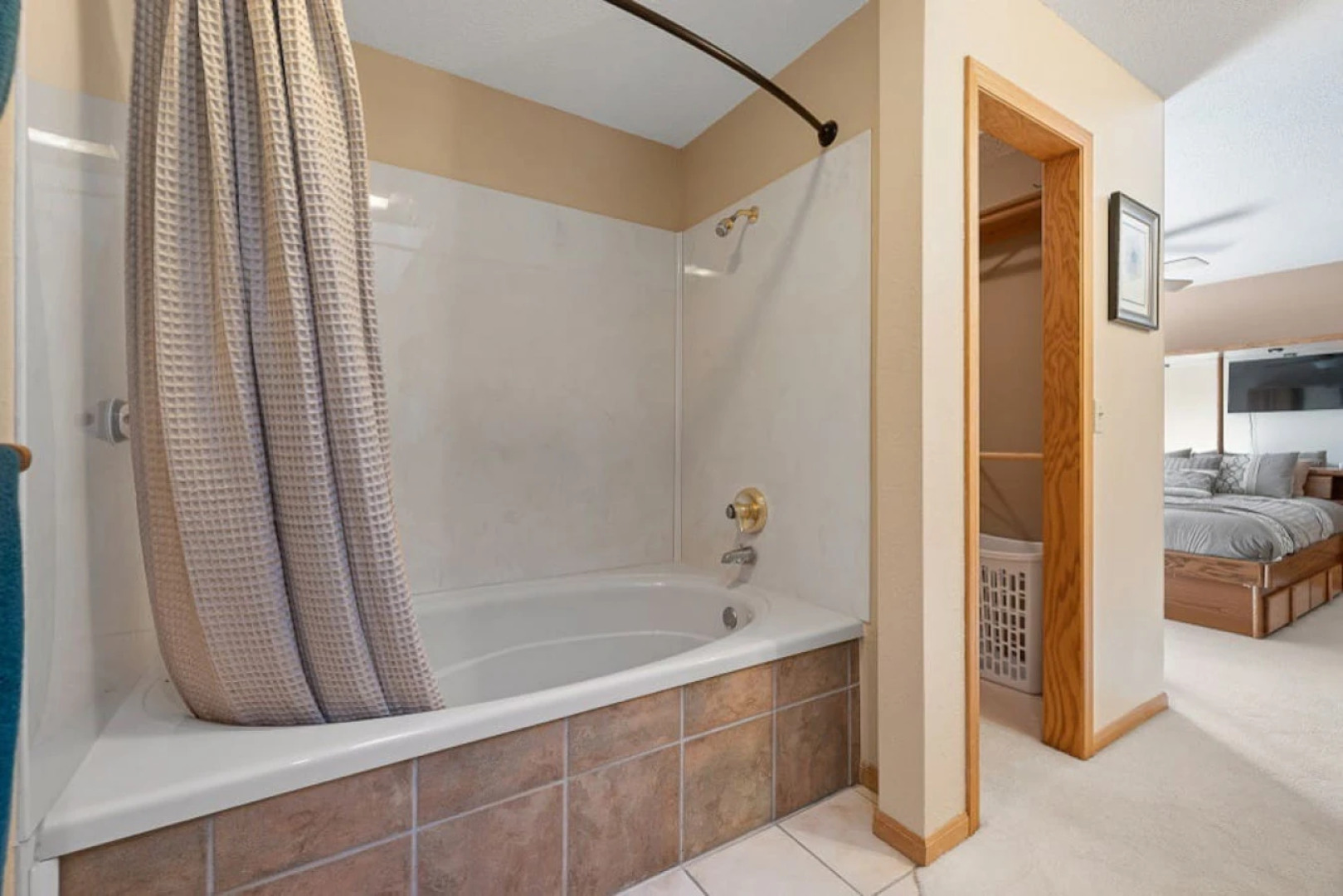 Peaceful Pines 5 BR Home with Hot Tub!