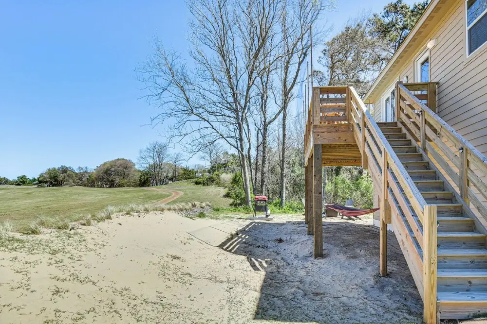 Kitty Hawk Apartment w/ Hot Tub - 1 Mi to Beach!