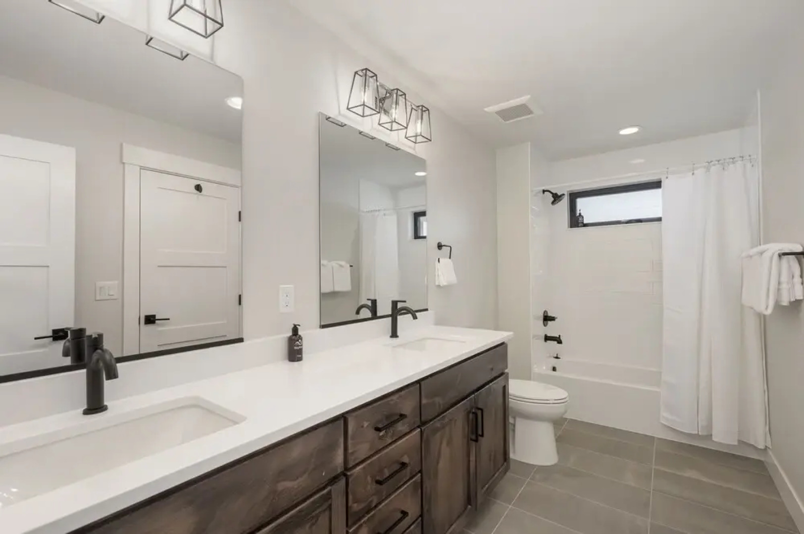 Buckhorn Cabin 4 Bedroom Cabin by RedAwning