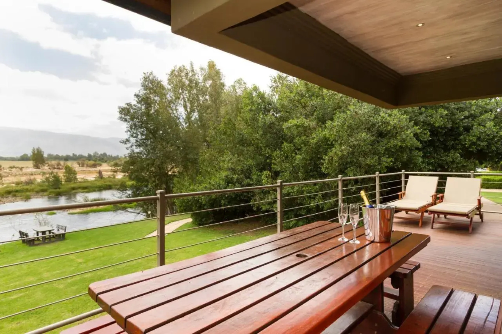 Stonehill River Lodge