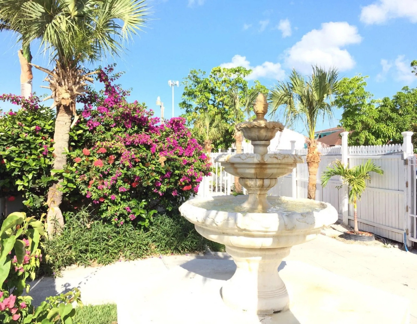 The Colony Club Inn & Suites