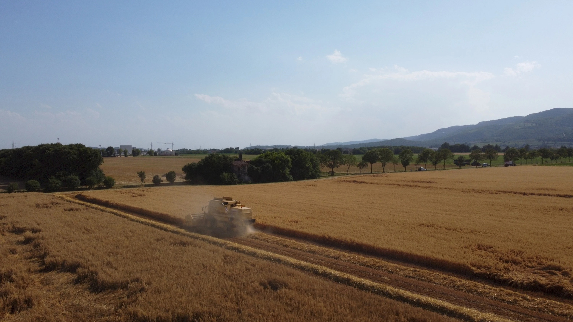 Tigli apartment with two bedrooms and one bathroom on the second floor with 4 metre glass window (apartment 6)