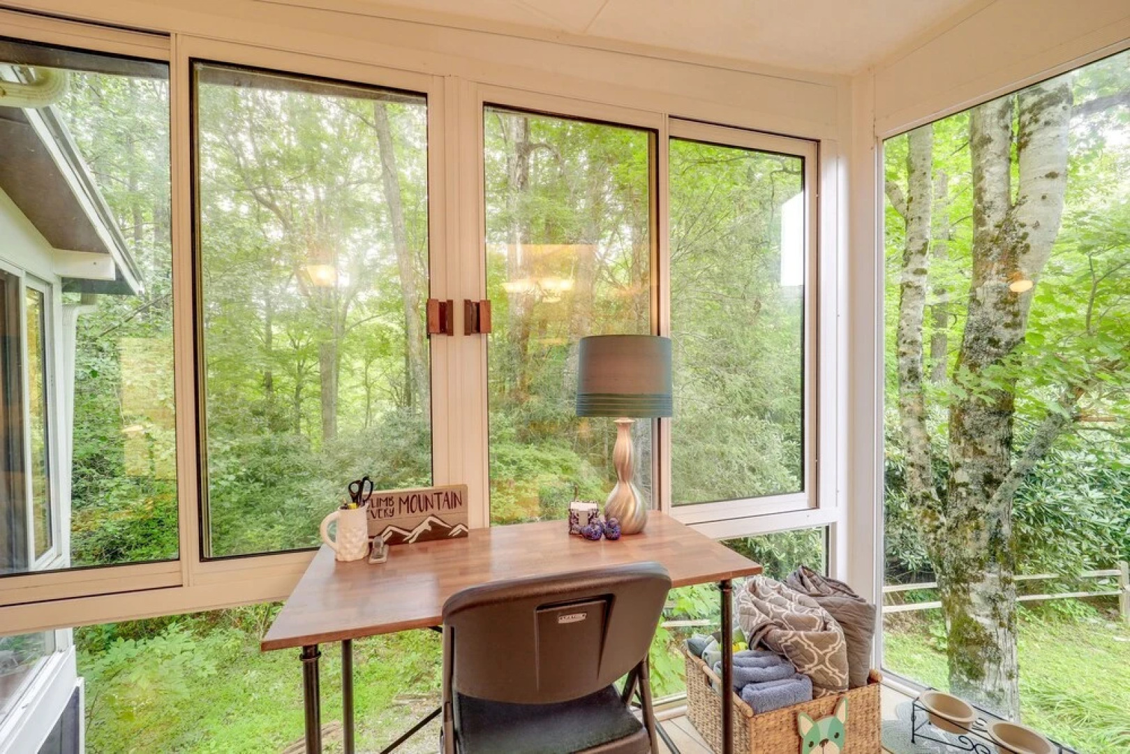 Bluebird Cottage in Newland Near Hiking & Skiing