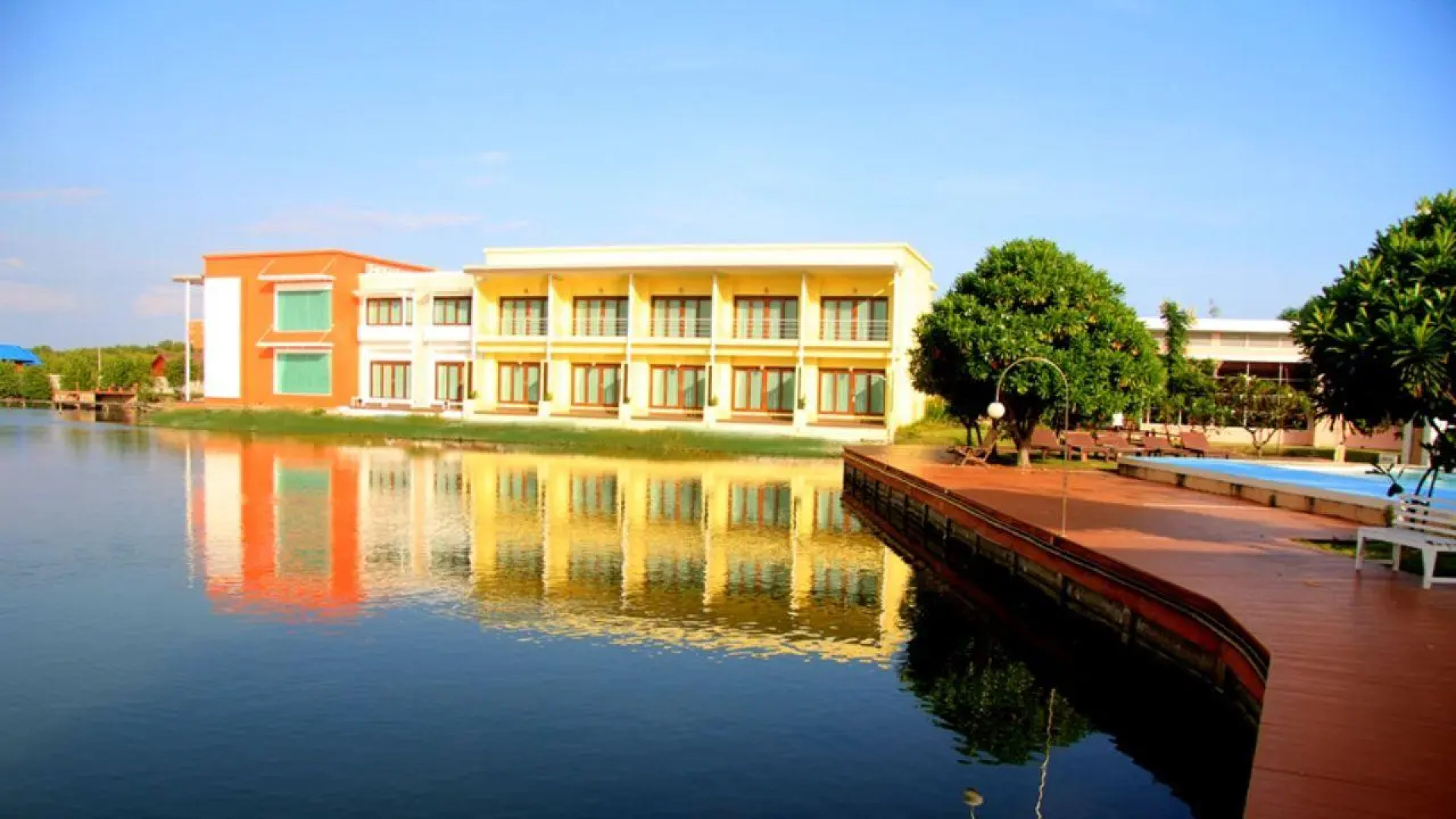 Baan Talay See Cream Resort