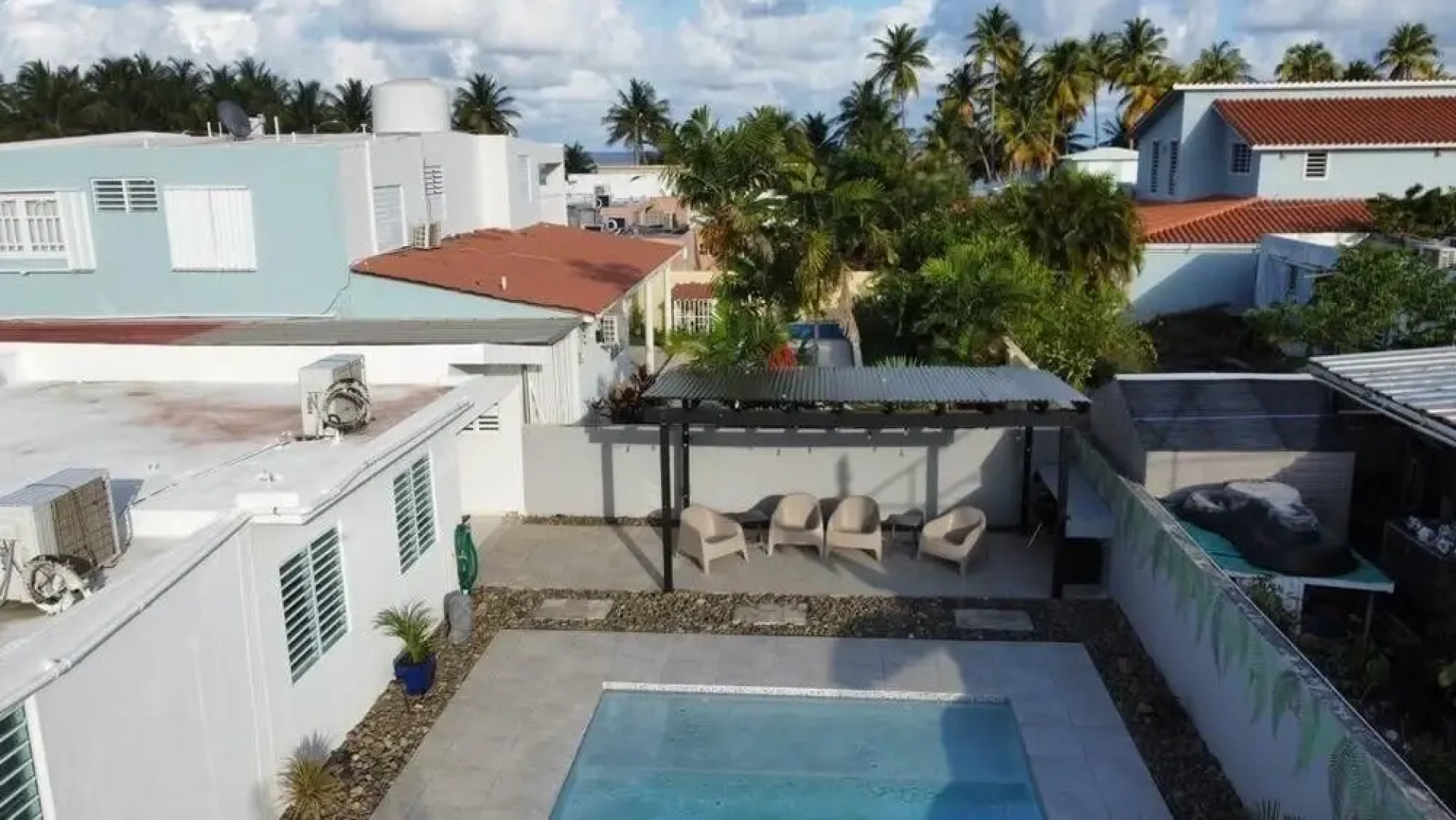 Walk to Beach or Swim in the Pool, 4 Bedrooms 4 Home by Redawning