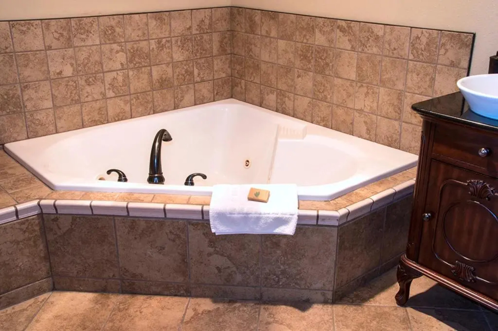 Greenlight Inn & Suites