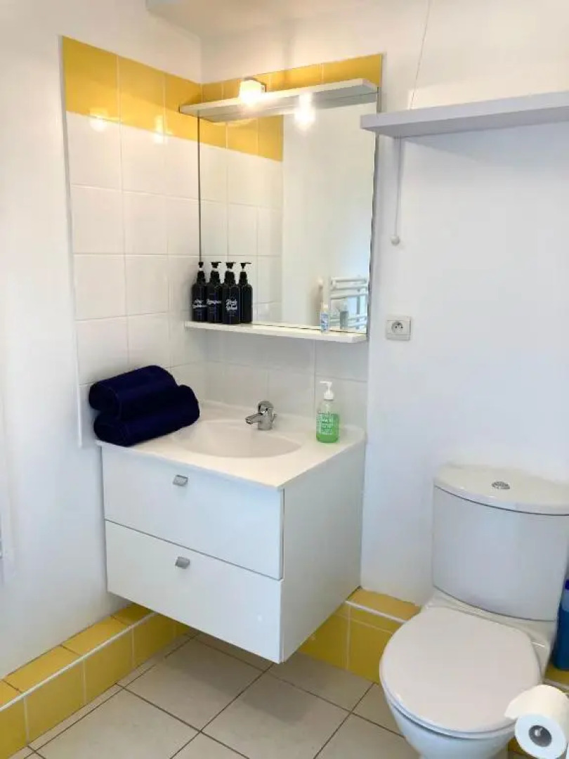 Studio 2 étoiles, wifi, proche commerces, A9, transports, plages