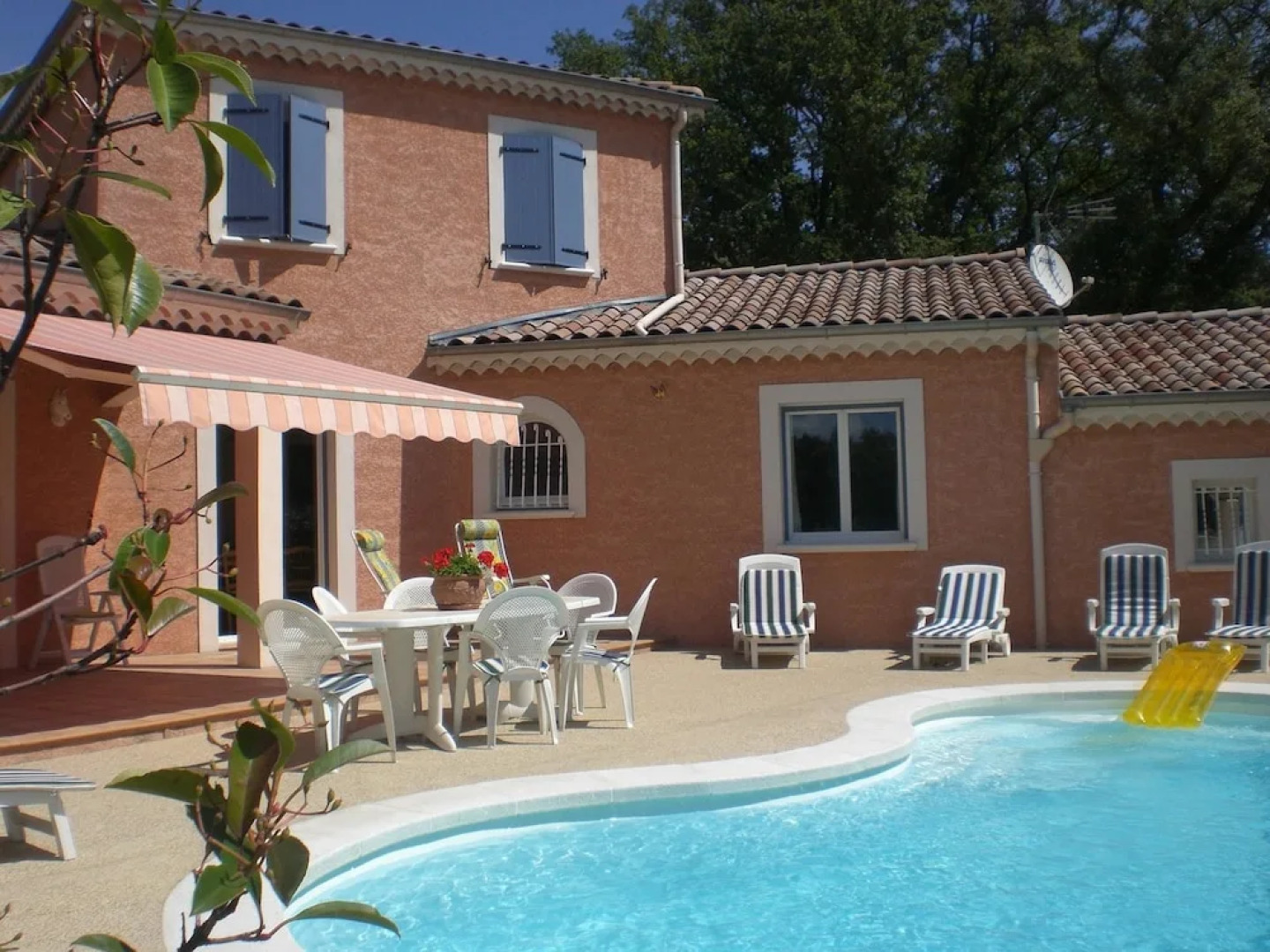 Villa With 4 Bedrooms in Grignan, With Wonderful Mountain View, Privat