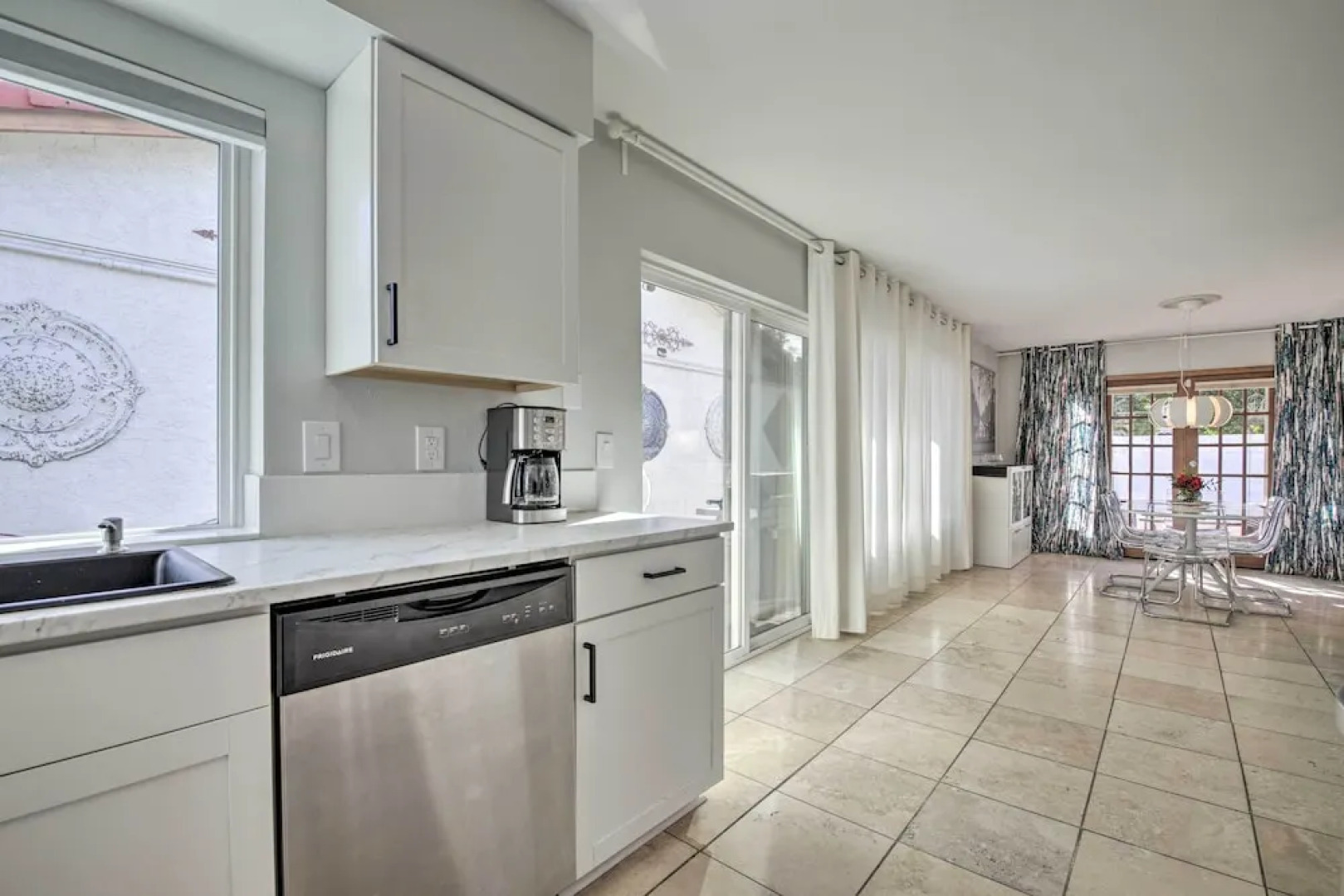 Sun Deck, Hot Tub & Kayak: Lakefront Tempe House