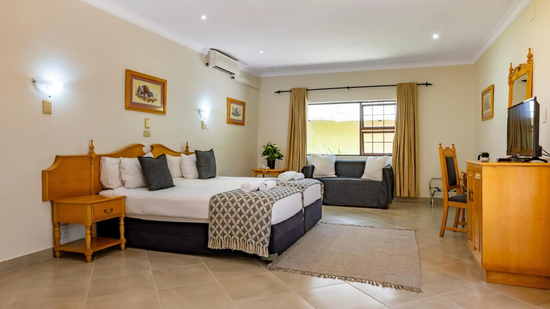 Hotel Numbi and Garden Suites