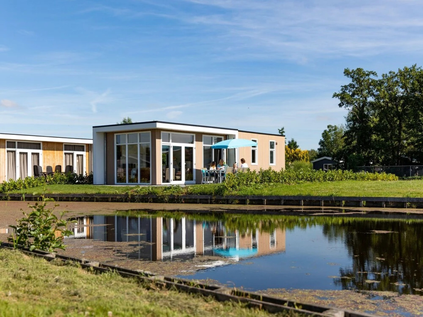 Modern chalet with dishwasher, only 18 km. from Rotterdam