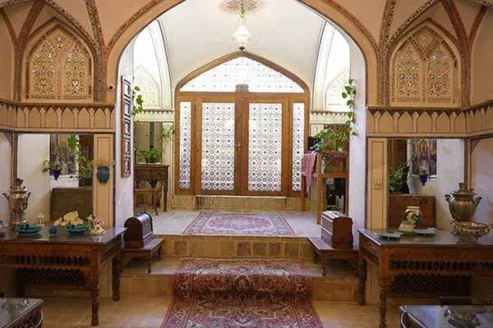 Mahinestan Raheb Hotel