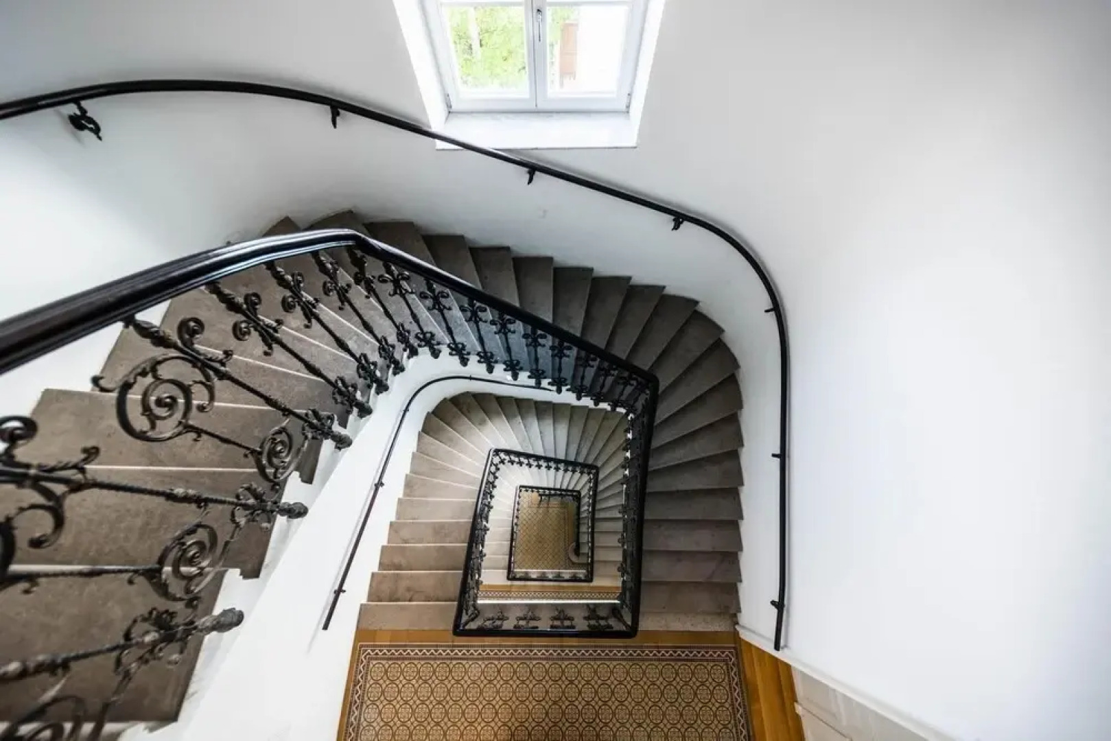 Deluxe Apartment With Parking and Office Next to the City Park