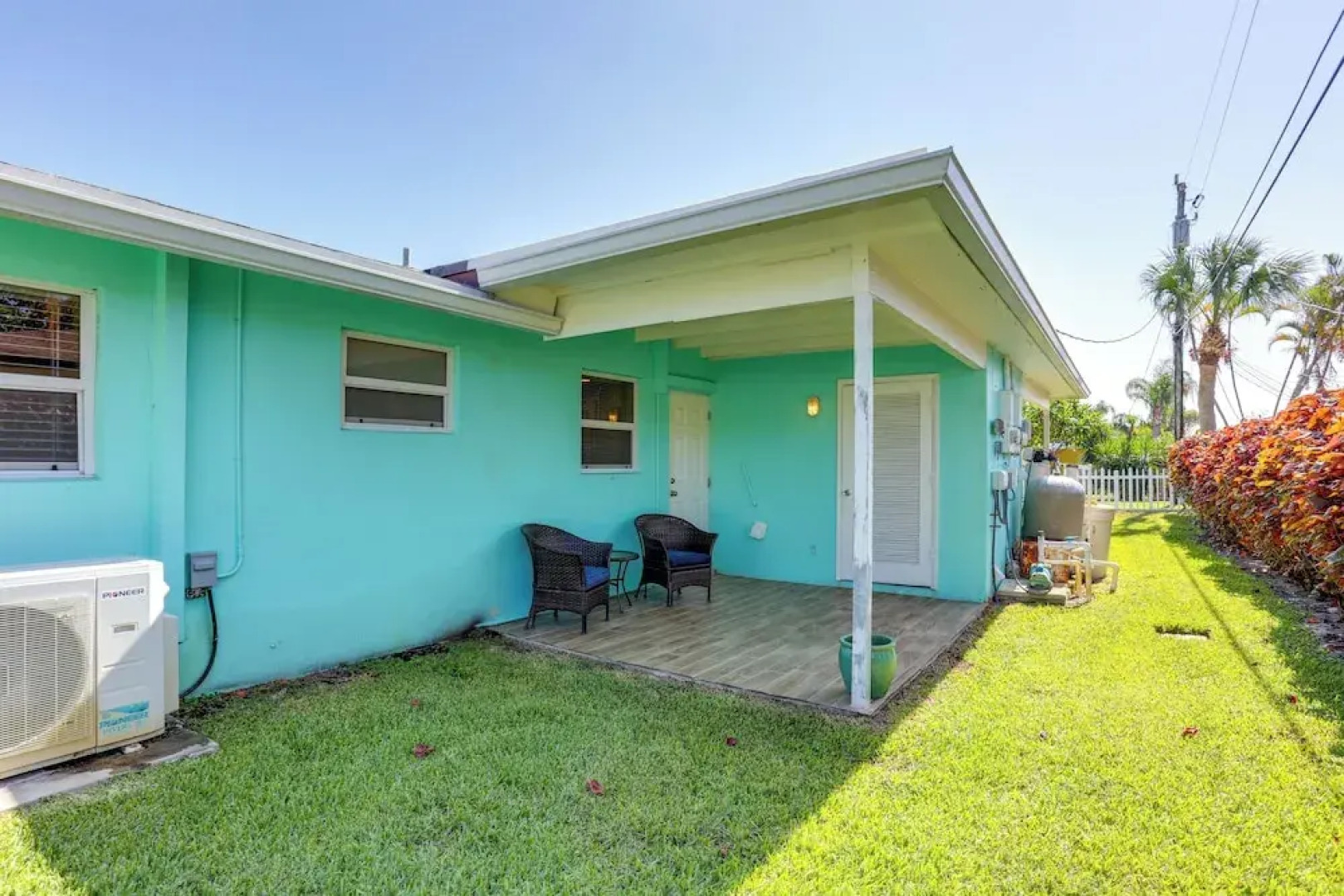 Pet-friendly Palm Beach Pad - 1 Mi to the Ocean!