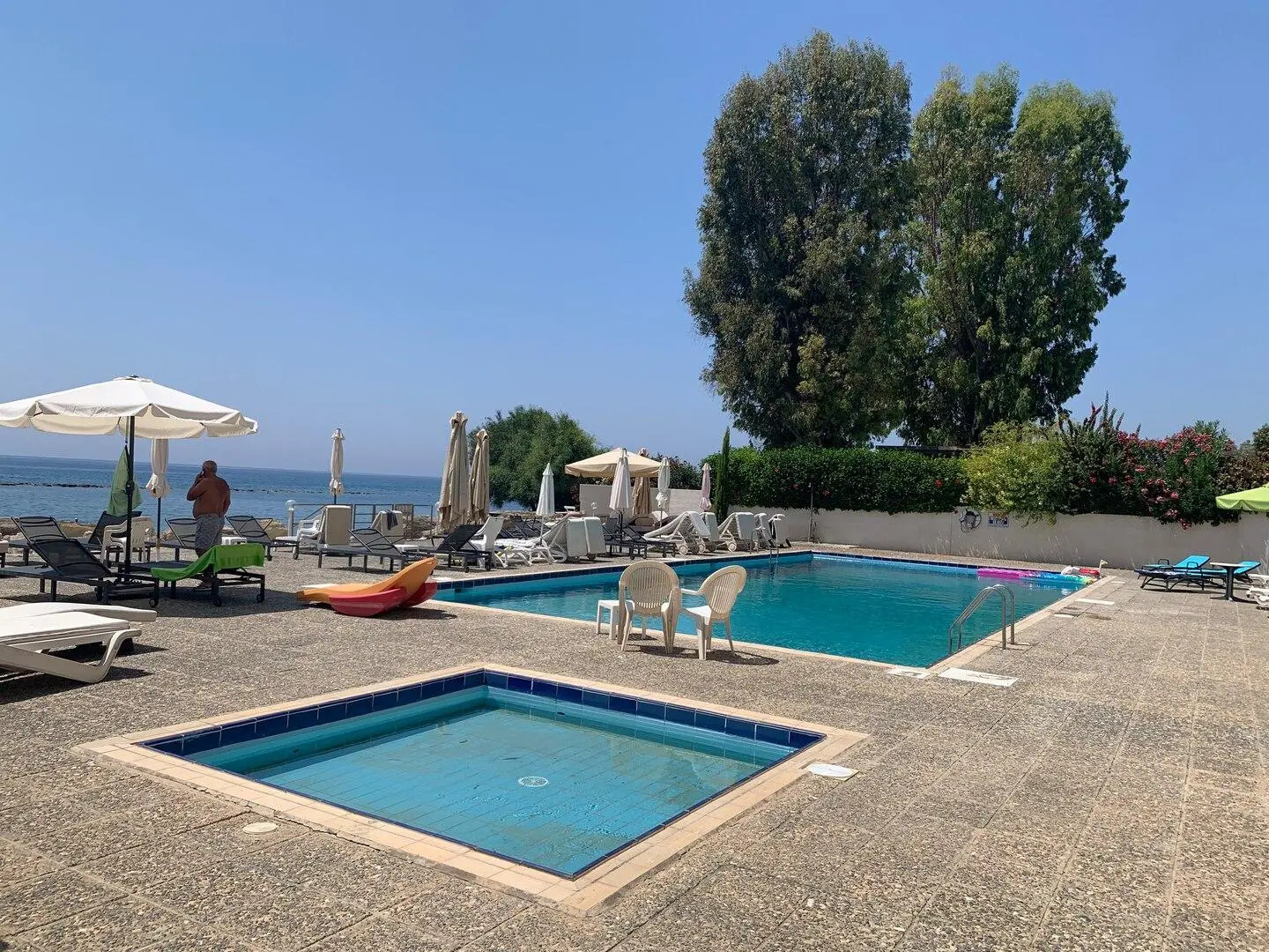 Large 3BD APT 50m to the sea with a pool