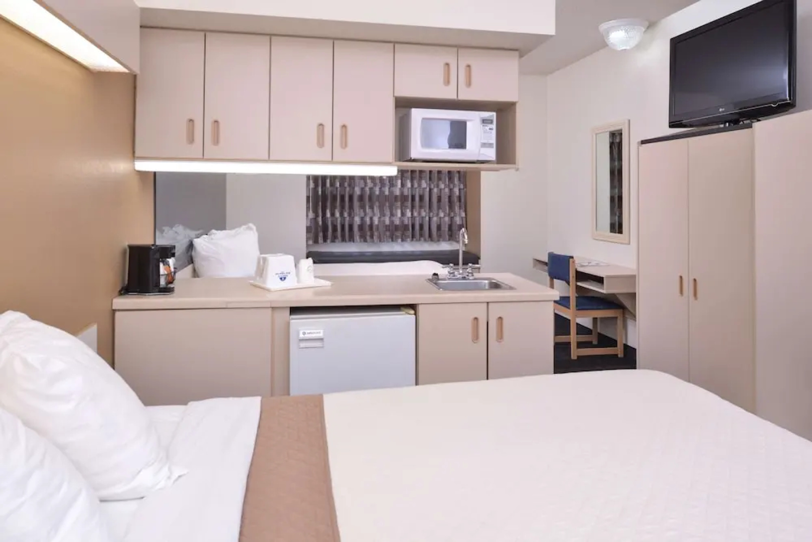 Days Inn & Suites Maryville