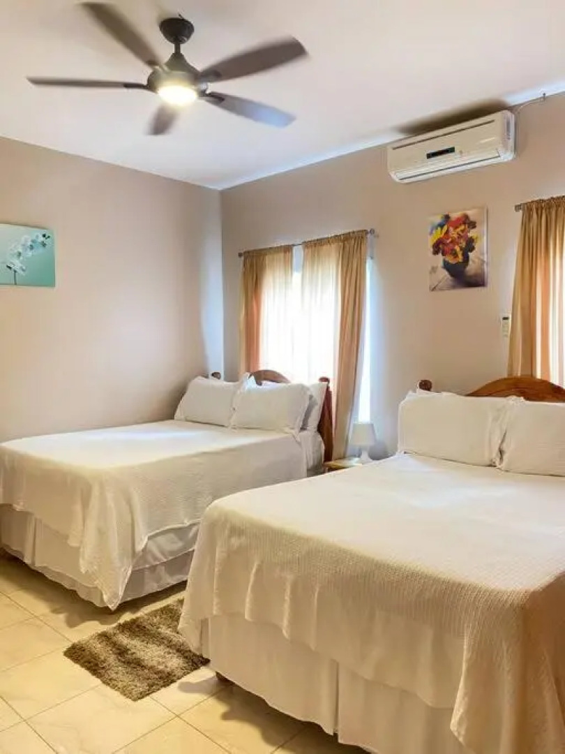 Runaway Bay 5 Bedroom Villa W/ a Large Pool. Gorgeous